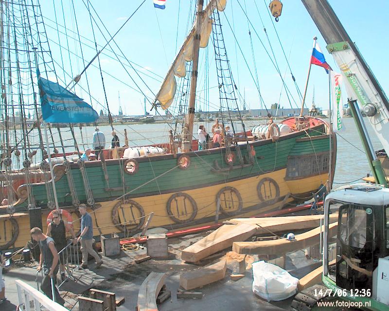 14-07-2006 foto van een russische fregat de shtandart ligt afgemeerd in de schiehaven bij scheepswerf de delft waar het schip de delft gebouwd word
