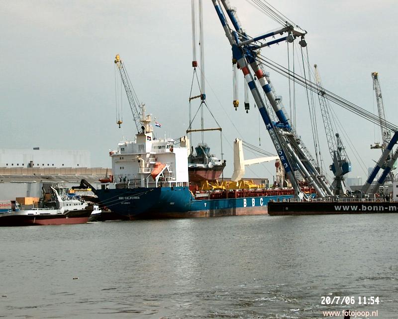 20-07-2006 het lossen van een boot van een zeeschip door een bok op de heiplaat rotterdam.