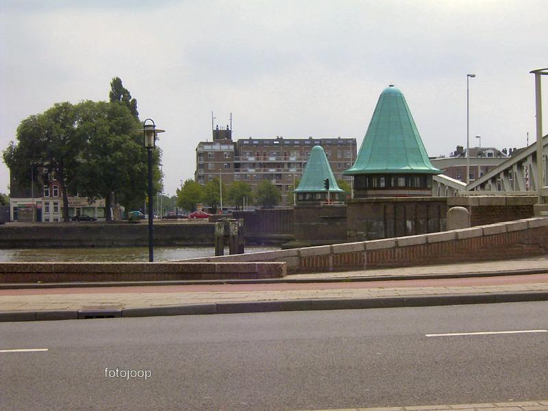 24-07-2005 de brugwachtershuisjes op de koningginenbrug.