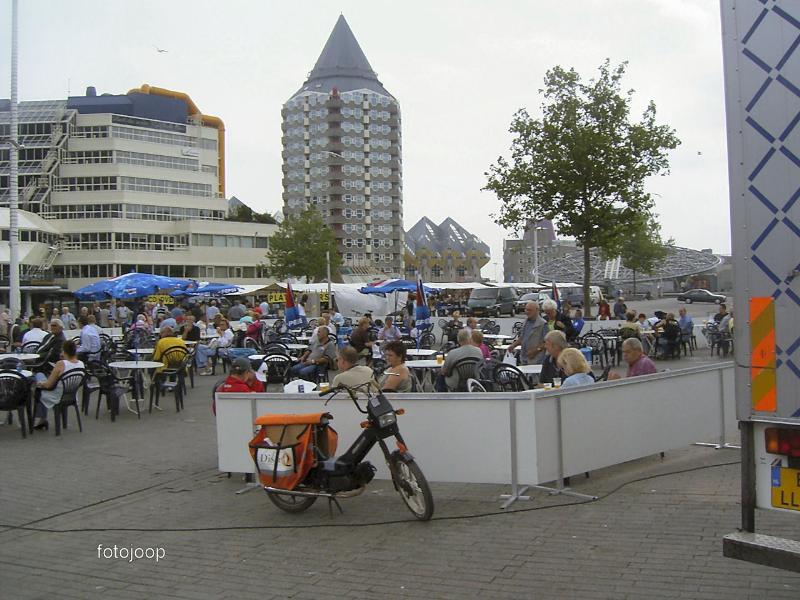 24-07-2005 terras zondagsmarkt en gemeente bibliotheek 
en het potloot en paalwoningen.