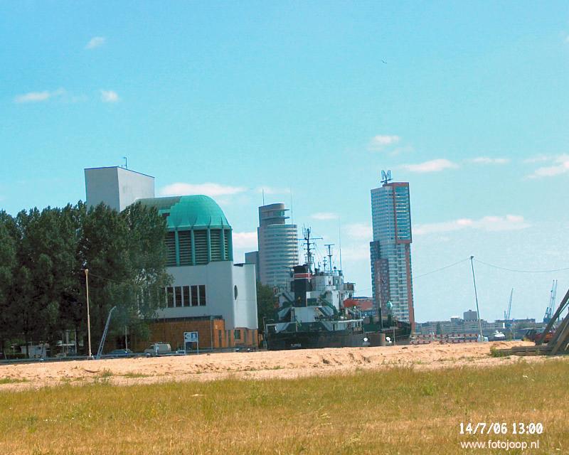 14-07-2006 het maastunnel gebouw en de montevideo aan de kop van zuid rotterdam.