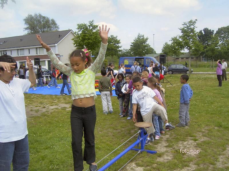 08-06-2005 kindercircus aan het ruitenborgplansoen.