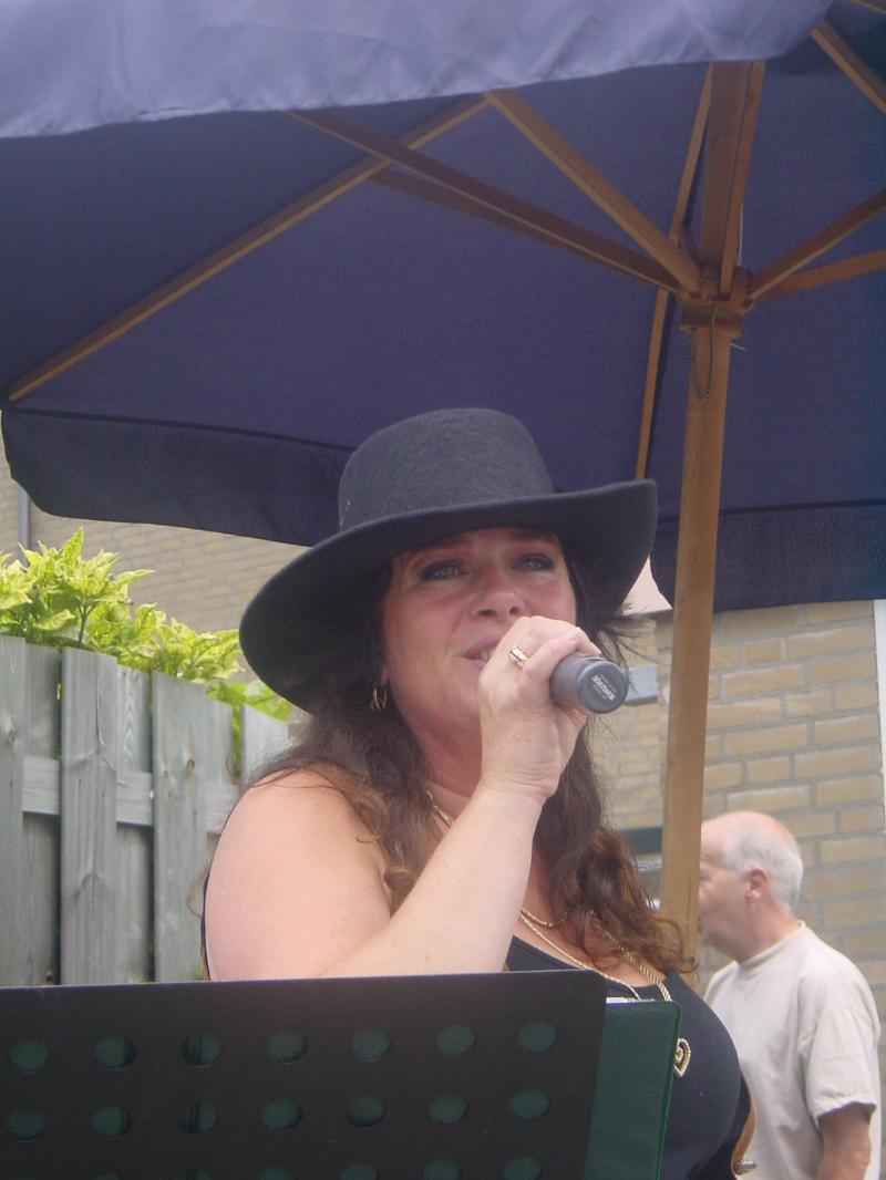03-07-2005 country feest op binnenterrein van waardenburgdam/slangenburgweg.