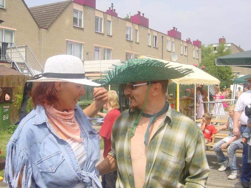 03-07-2005 country feest op binnenplaats van waardenburgdam/slangenburgweg.