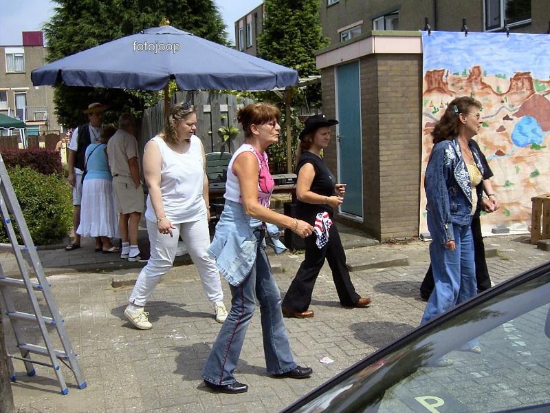03-07-2005 country feest op het binnen terrein van de waardenburgdam/slangenburgweg.
