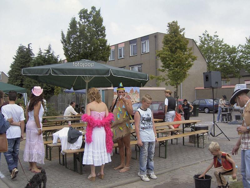 03-07-2005 country feest op het binnen terrein van de waardenburgdam/slangenburgweg.
