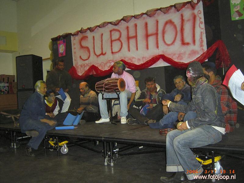 17-03-2006 holi feest eerst een optocht dan naar de focus beverwaard voor het eindfeest met optredens.