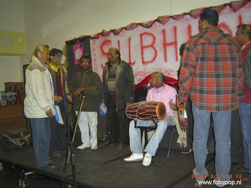 17-03-2006 holi feest eerst een optocht dan naar de focus beverwaard voor het eindfeest met optredens.