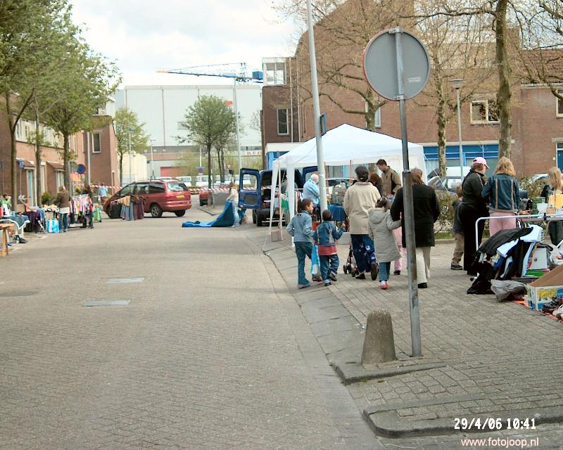 29-04-2006 rommelmarkt aan neyenrodenweg in de beverwaard.