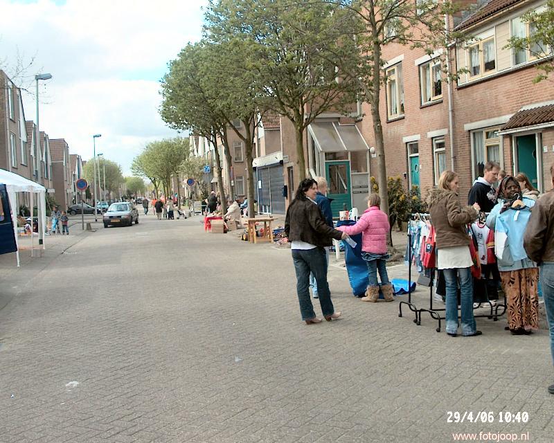 29-04-2006 rommelmarkt aan neyenrodenweg in de beverwaard.