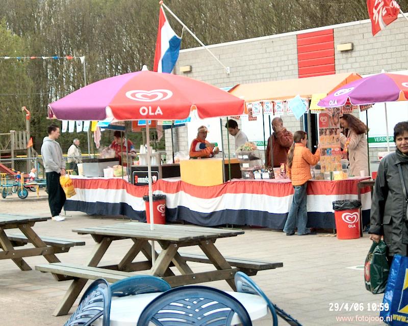 29-04-2006 rommelmarkt speeltuin stormpolder in de beverwaard.