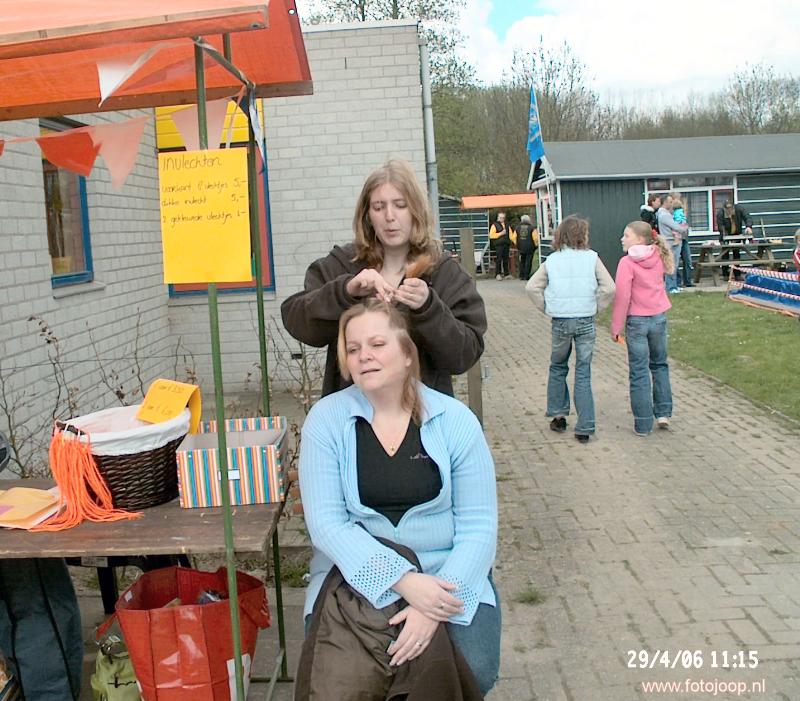 29-04-2006 rommelmarkt bij de speeltuin de stormpolder in de beverwaard.