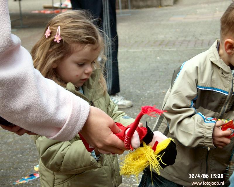 30-04-2006 koninginnenfeest onsteinpad  o/a kinderspelen/vrijmarkt/en rad van fortuin met leuke prijzen in de beverwaard.