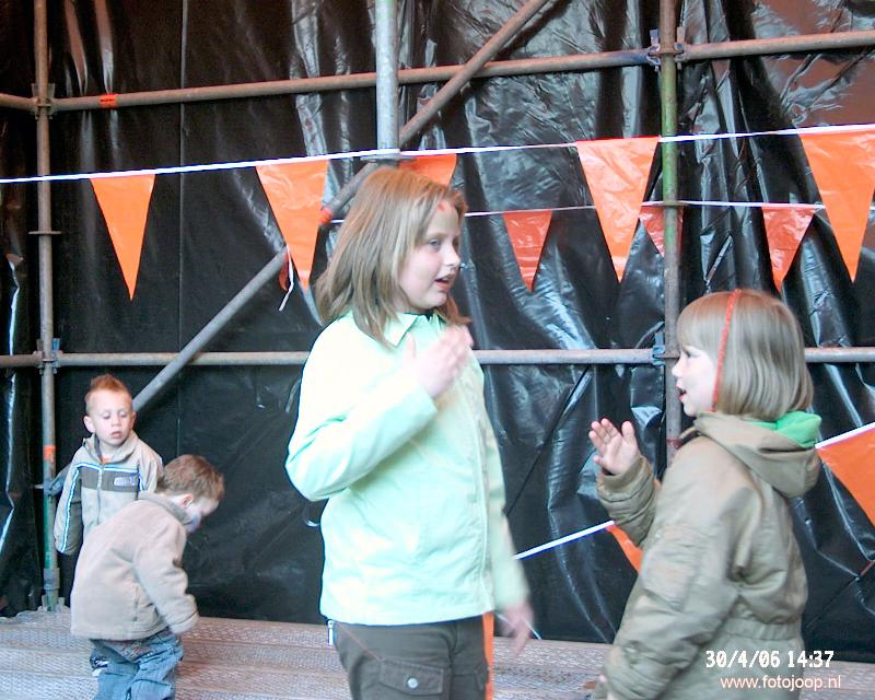 30-04-2006 koninginnenfeest o/a kinderspelen/ vrijmarkt/ en rad van fortuin met leuke prijzen aan onsteinpad in de beverwaard.