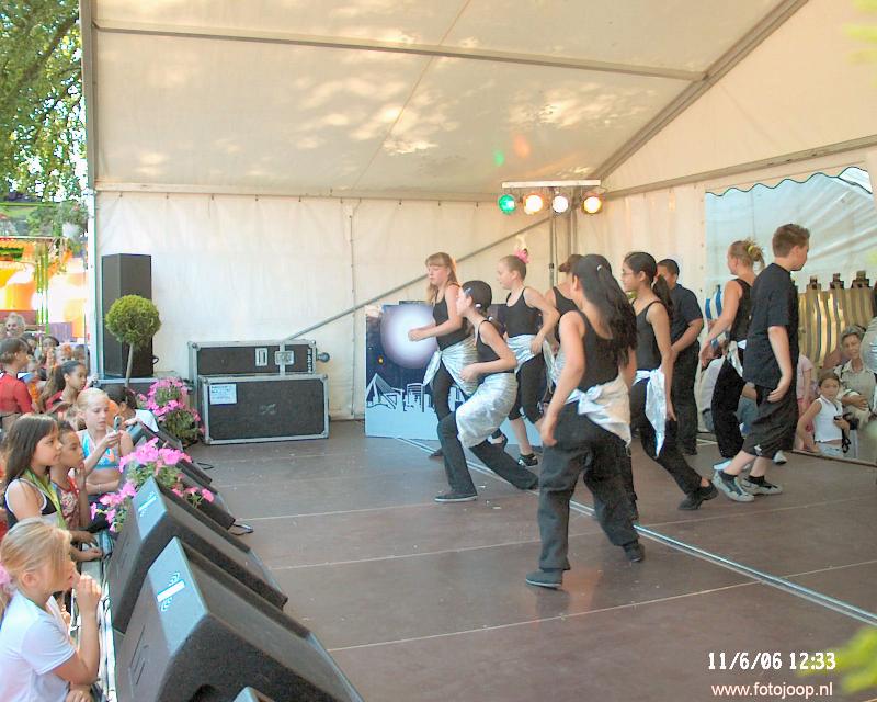 11-06-2006 zuiderparkfeest met veel dansgroepen uit charlois.