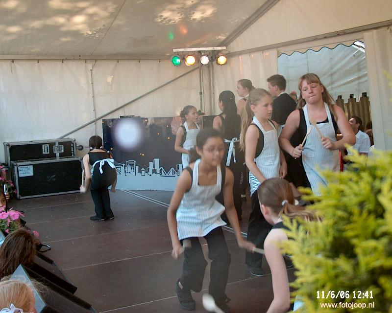 11-06-2006 zuiderparkfeest met veel dansgroepen uit charlois.