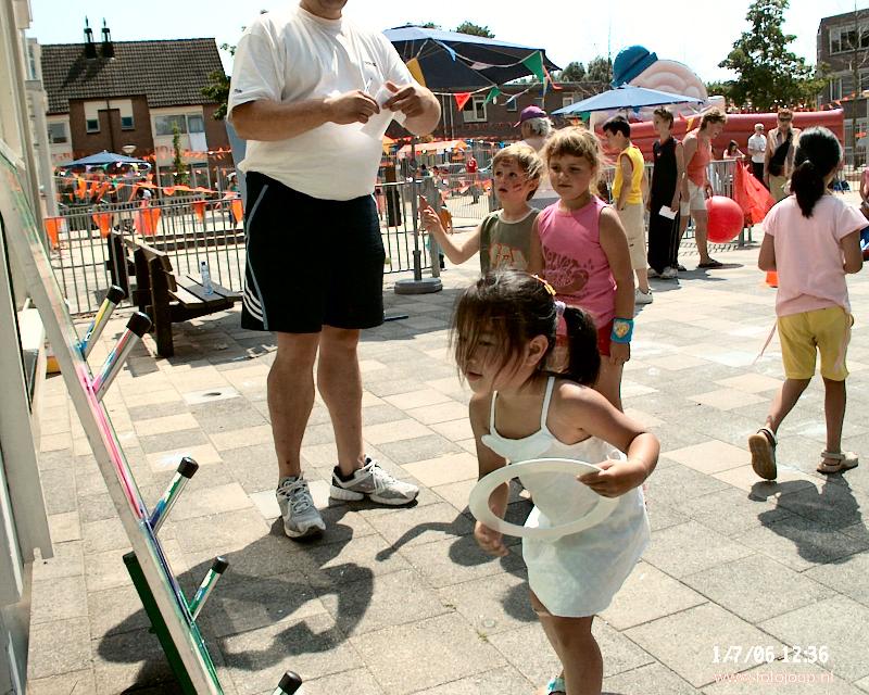 01-07-2006 opzoomerfeest op het schoolplein witte werf bij de haerenstraat beverwaard.