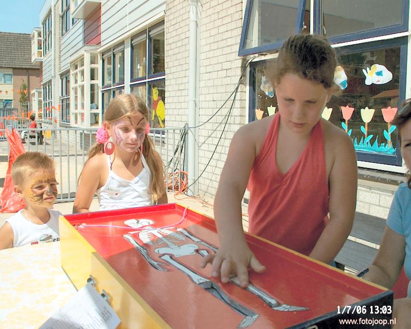 01-07-2006 opzoomerfeest op het schoolplein witte werf bij de haerenstraat beverwaard.