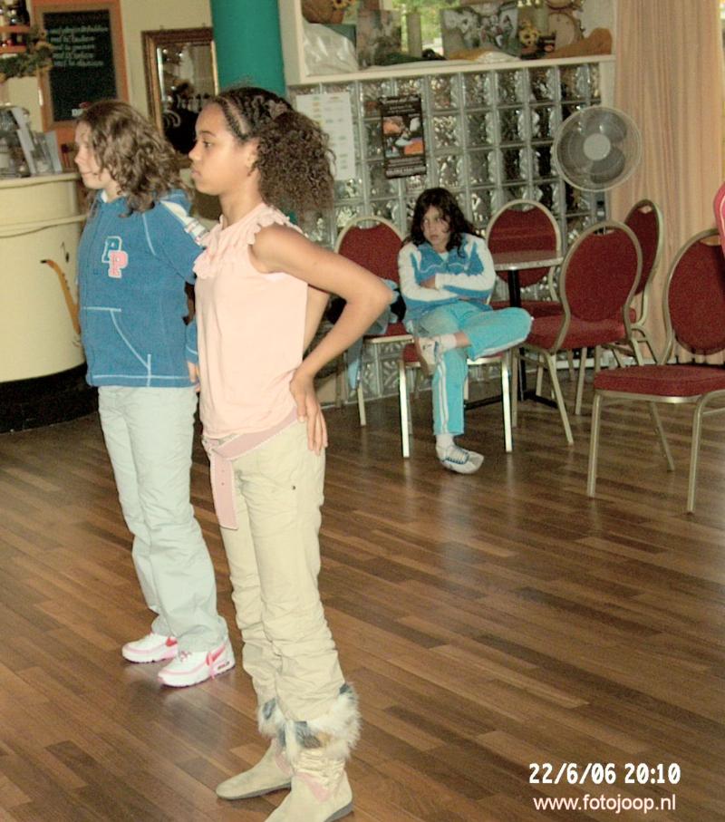 22-06-2006 les dansen kinderen in labandera.