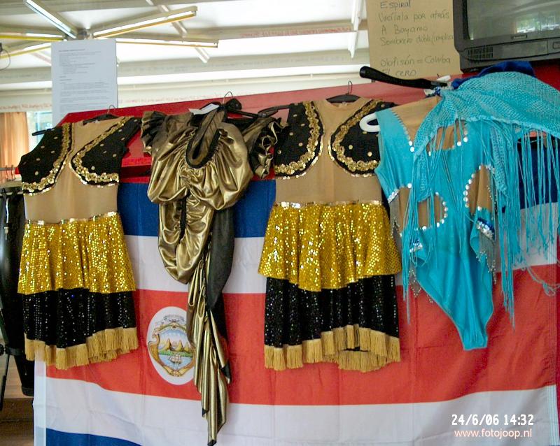 24-06-2006 kleding maken voor het carnaval in labandera.