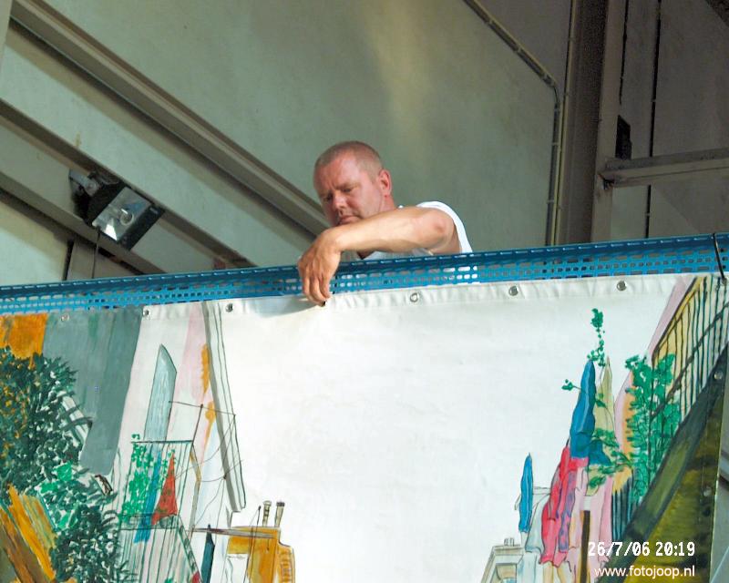 26-07-2006 het doek voor de praalwagen word hier opgehangen aan het raamwerk op de heiplaat rdm.