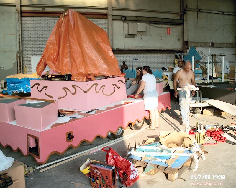 26-07-2006 diverse praalwagens in aanbouw en werkzaamheden op de heiplaat rdm.