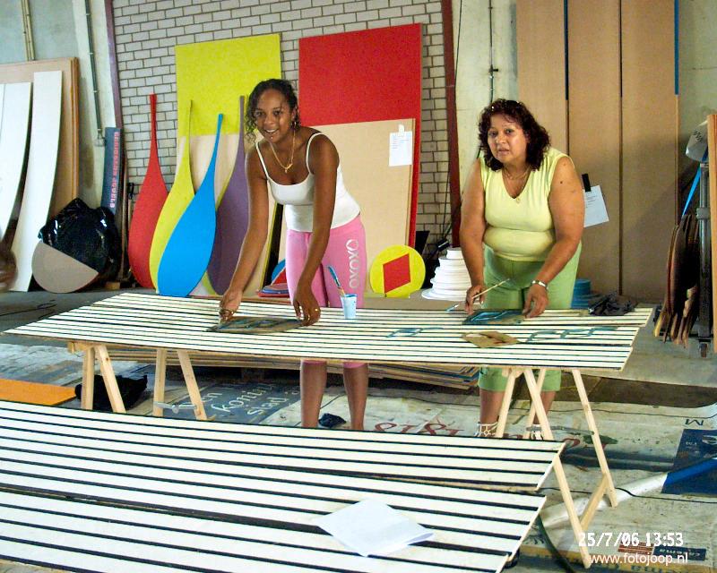 25-07-2006 het bouwen van verschillende praalwagens en borden beschilderen op de heiplaat rdm.