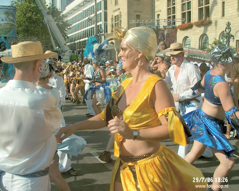 29-07-2006 dans groep labandera tijdens het zomercarnaval in het centrum van rotterdam
