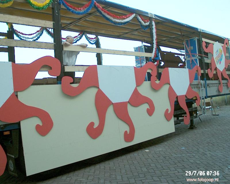 29-07-2006 muziekwagens in colonne van rdm heiplaat naar maasboulevard centrum rotterdam.