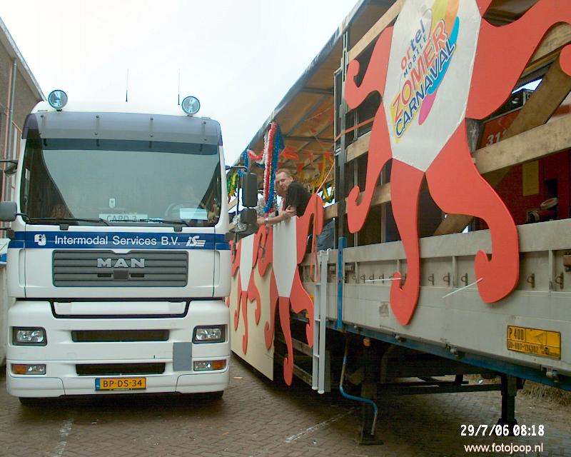 29-07-2006 muziekwagens in colonne van rdm heiplaat naar maasboulevard centrum rotterdam.