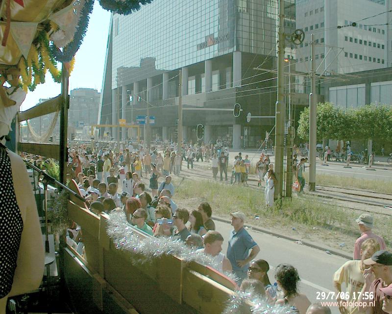 29-07-2006 diverse carnavals groepen en publiek in het centrum van rotterdam