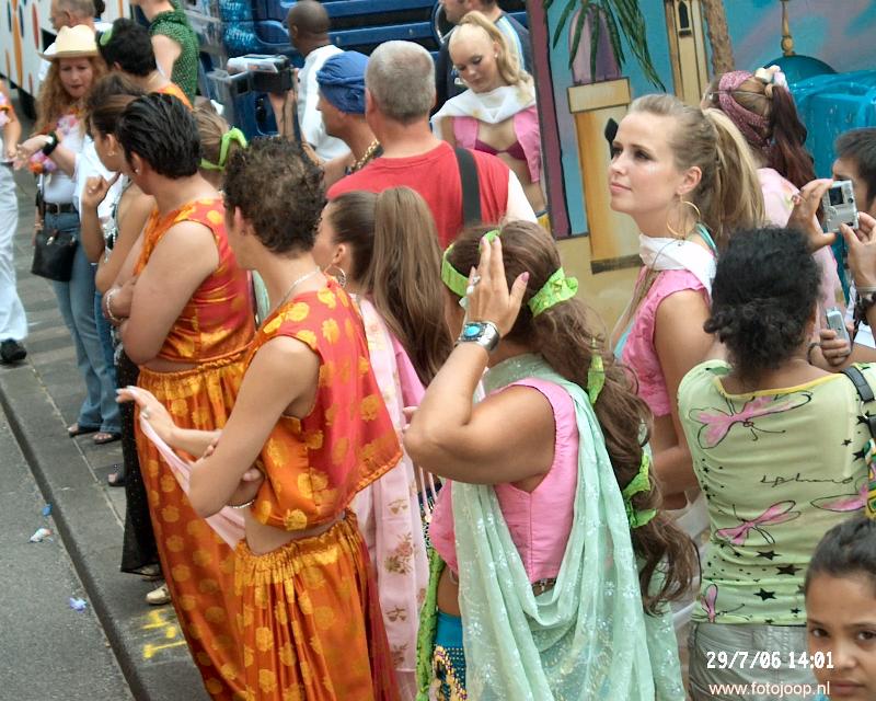 29-07-2006 diverse carnavals groepen en publiek in het centrum van rotterdam