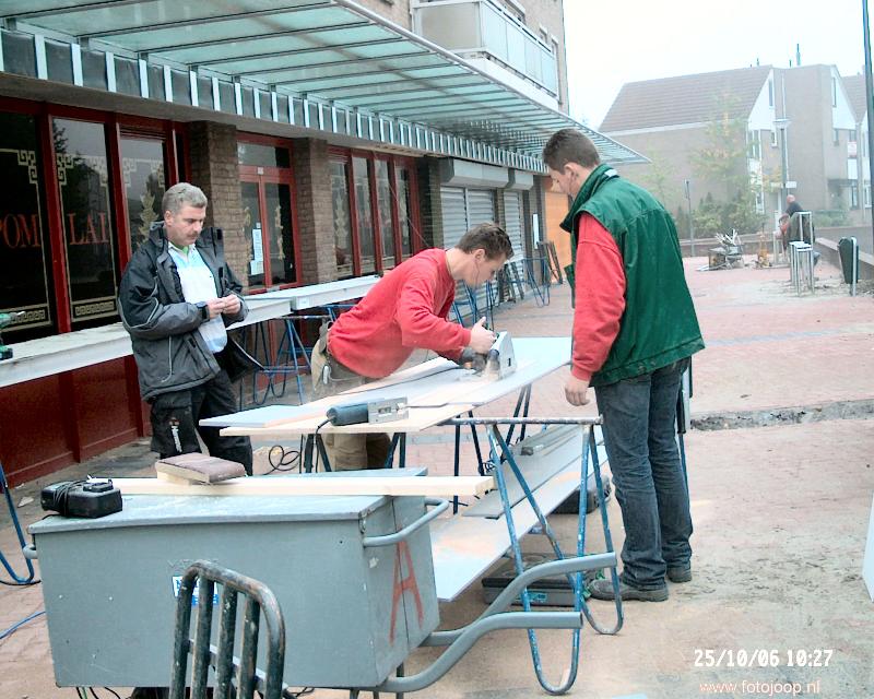 25-10-2006 afwerken luifels met houten bekisting winkelcentrum beverwaard.