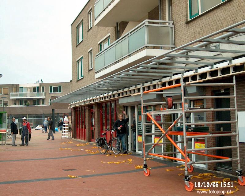 18-10-2006 bekisting plaatsen onder de luifels t/hv pomlai winkelcentrum beverwaard
