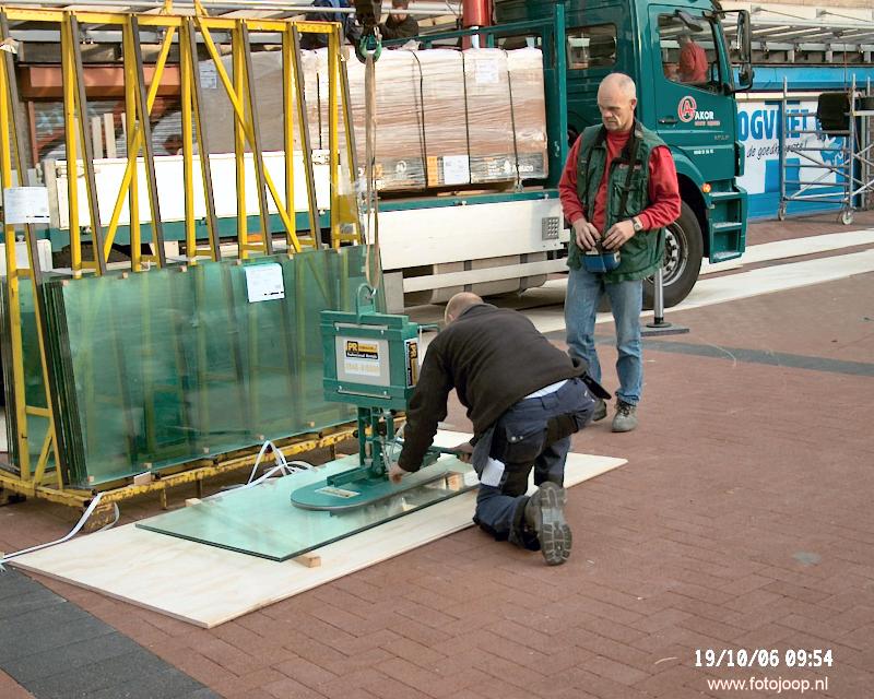 19-10-2006 glasplaten voor de luifels worden geplaatst winkelcentrum beverwaard.