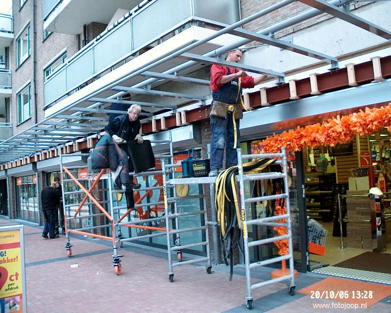 20-10-2006 werkzaamheden aan de luifels  winkelcentrum beverwaard.
