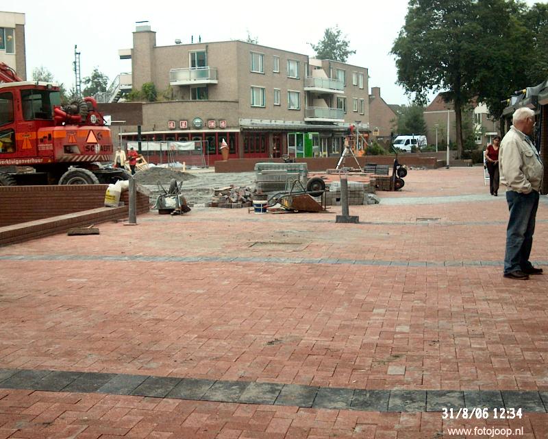 31-08-2006 stratenmakers zijn de nieuwe bestrating aan het leggen winkelcentrum beverwaard.