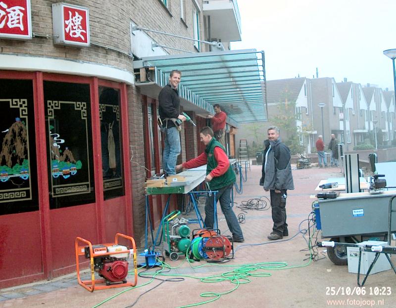 25-10-2006 afwerken luifels met houten bekisting winkelcentrum beverwaard.