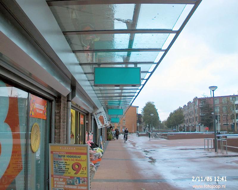 02-11-2006 reclame borden opgehangen aan luifels winkelcentrum beverwaard.