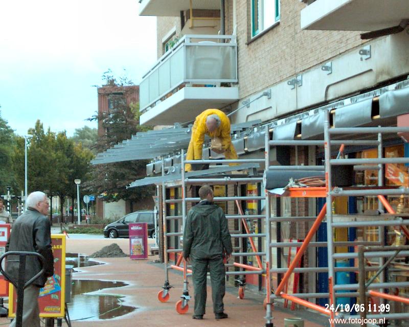 24-10-2006 werkzaamheden aan de luifels winkelcentrum beverwaard.