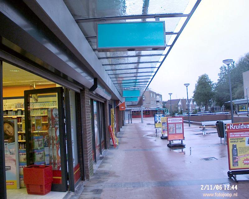 02-11-2006 reclame borden opgehangen aan luifels winkelcentrum beverwaard.