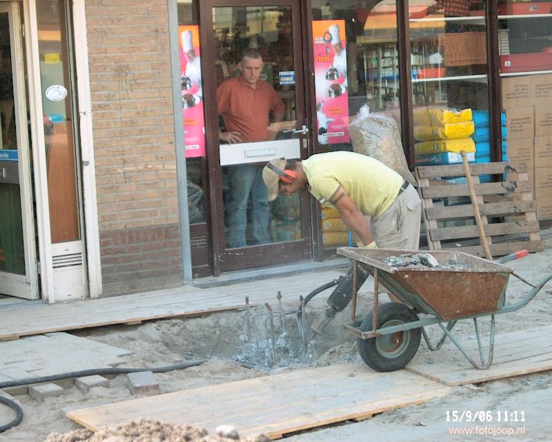 15-09-2006 stratenmakers aan het bestraten en een hakker bezig om heipaal bij dierenvriend weg te hakken winkelcentrum beverwaard.