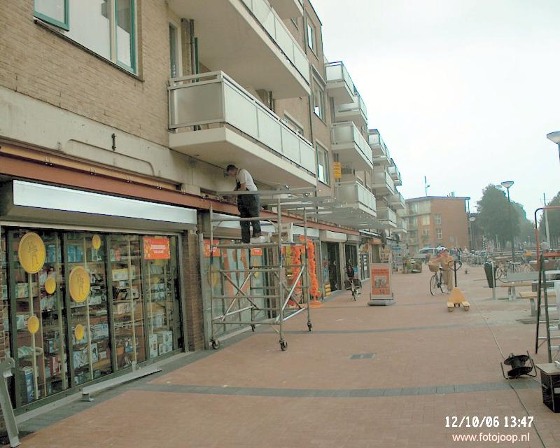 12-10-2006 constructie waar de luifels aan komen te hangen worden geplaatst winkelcentrum beverwaard.