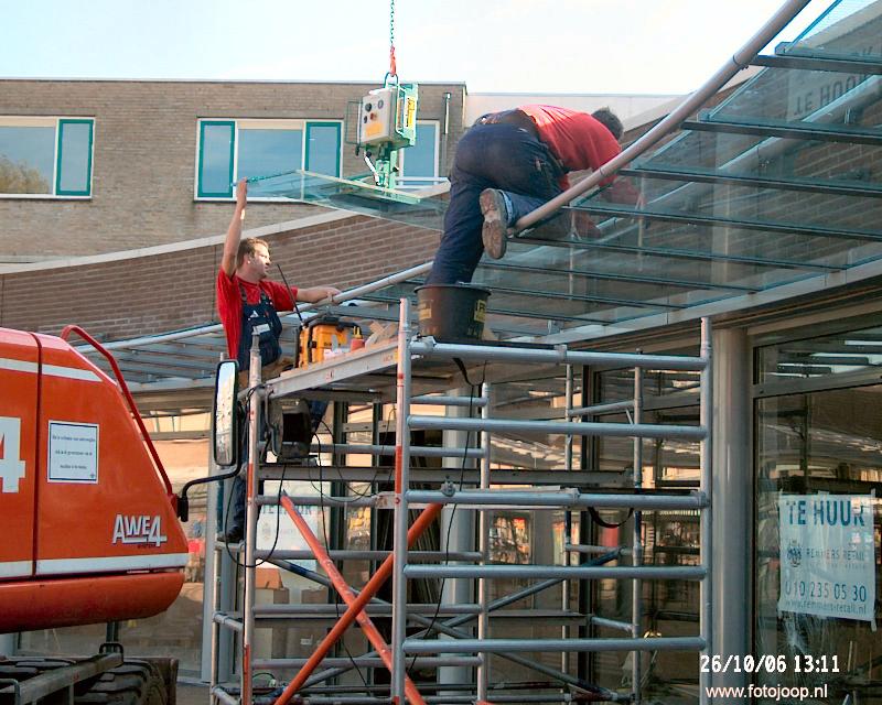 26-10-2006 diverse werkzaamheden o/a glas in luifels plaatsen winkelcentrum beverwaard.