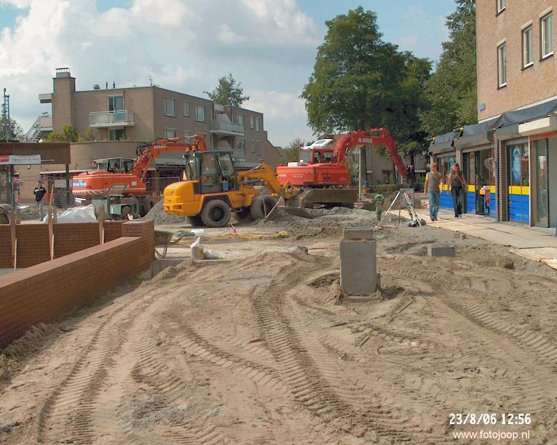 23-08-2006 de stratenmakers zijn hier begonnen met het uitvlakken van de grond en nieuwe putten te plaatsen in het winkelcentrum beverwaard.