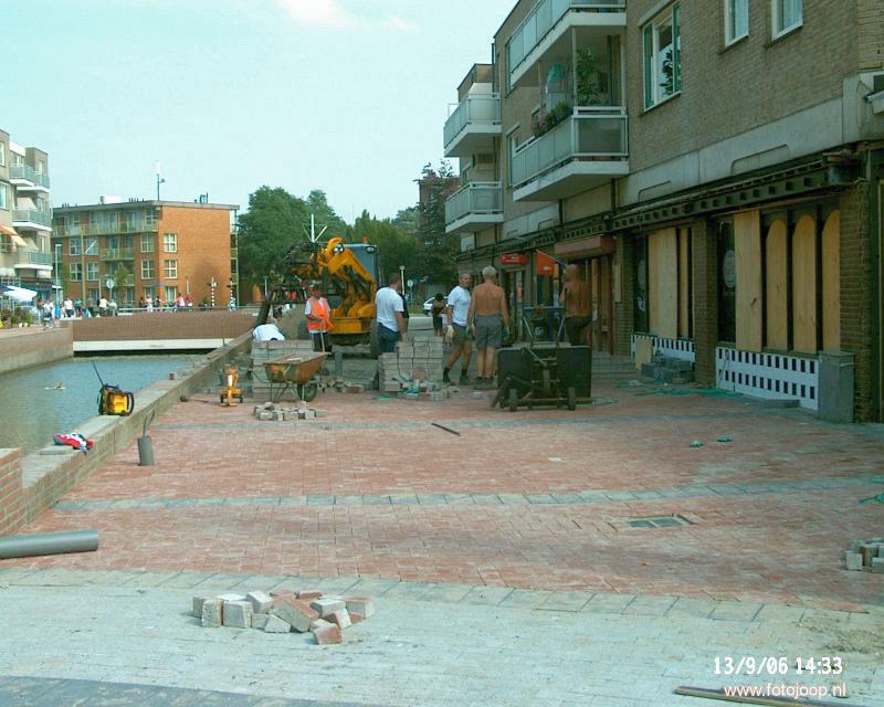 14-09-2006 stratenmakers aan bestraten winkelcentrum beverwaard.