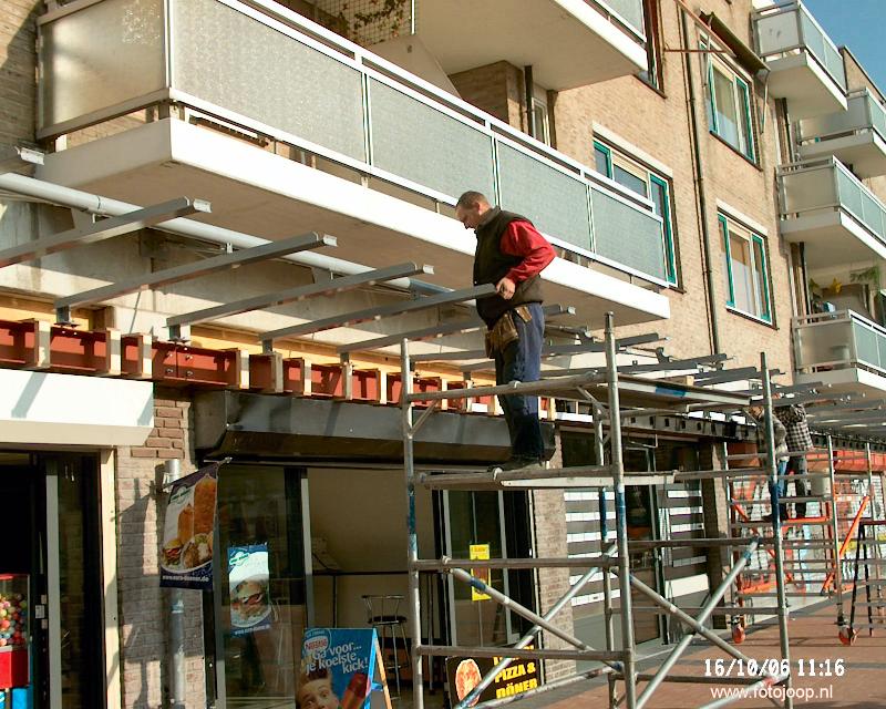 16-10-2006 werkzaamheden aan de luifels winkelcentrum beverwaard.