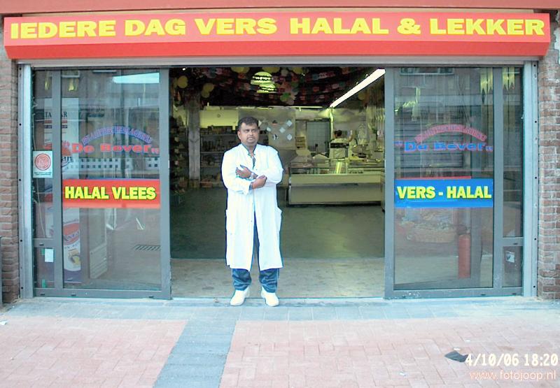 04-10-2006 opening van islamitische halal slagerij de bever in het winkelcentrum beverwaard.