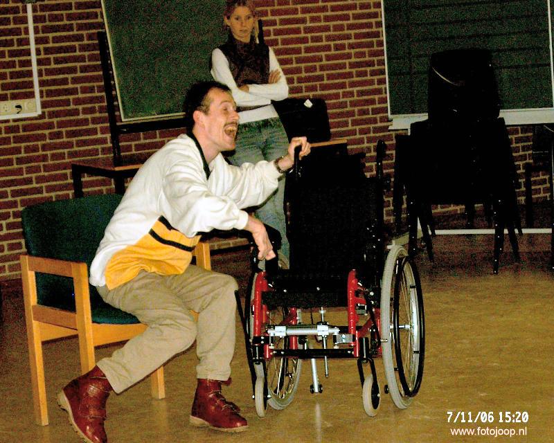 07-11-2006 lekkerfitweek spreekbeurt van twee gehandicapte mensen rk regenboogschool grondvelderf beverwaard.