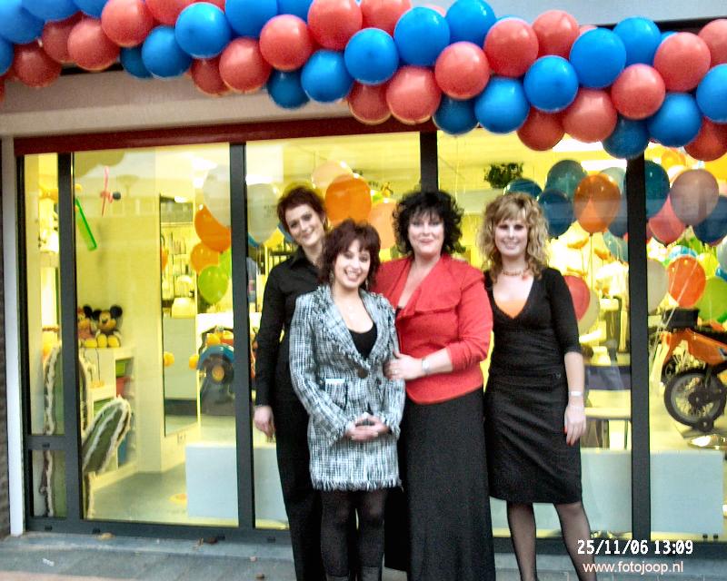 25-11-2006 heropening haarstudio sylviana kinderplaza winkelcentrum beverwaard.